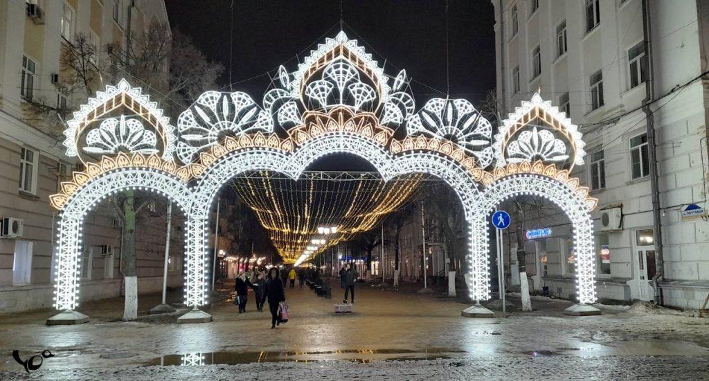 Рязанцы любуются новыми новогодними украшениями в центре города