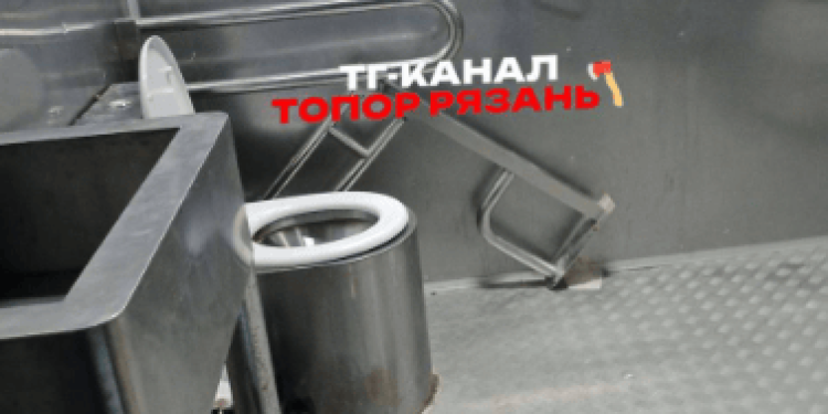 На рязанском Лыбедском бульваре вандалы разгромили кабинку общественного туалета На рязанском Лыбедском бульваре вандалы разгромили кабинку общественного туалета