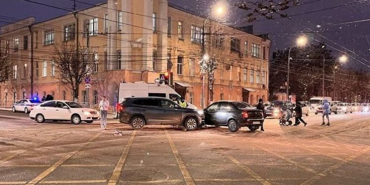 В центре Рязани столкнулись два автомобиля
