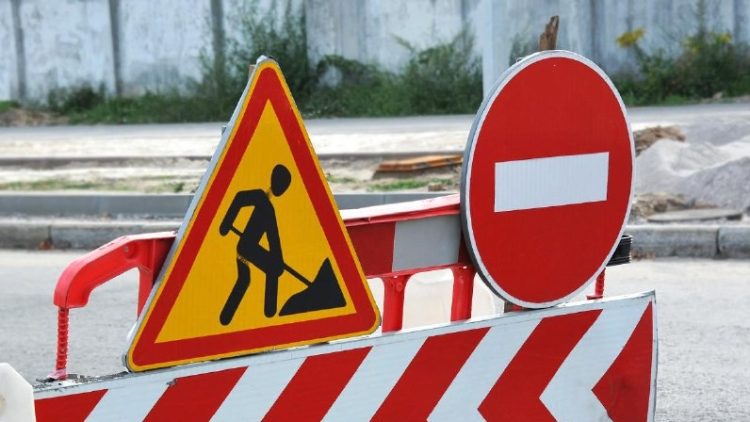 На улице Ленинского Комсомола перекрыли движение транспорта