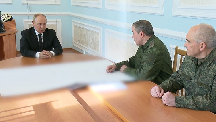 Сегодня Владимир Путин выслушал верховное командование