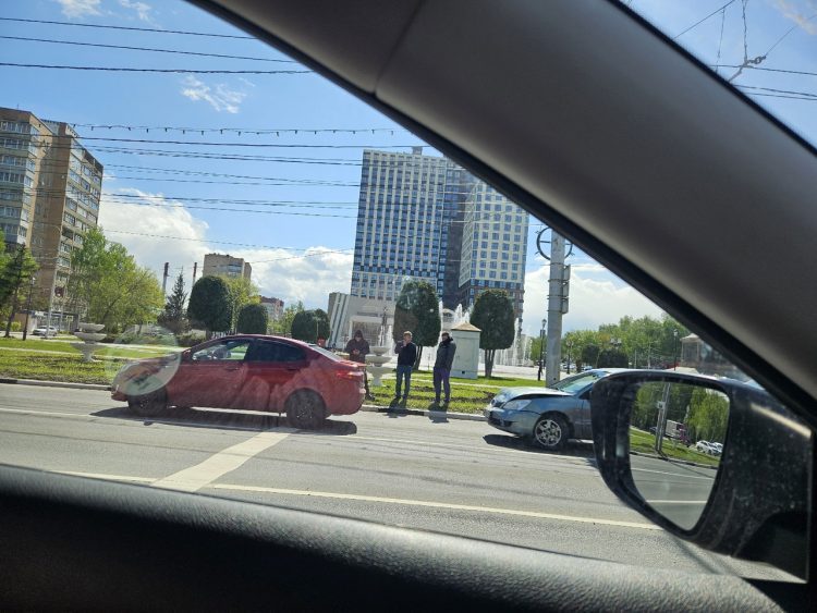 Около рязанского ЗАГСа произошло ДТП