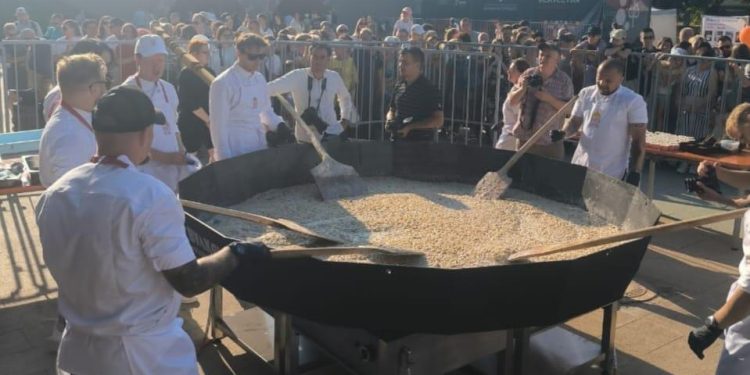 В День города рязанцев угостили перловой кашей с белыми грибами