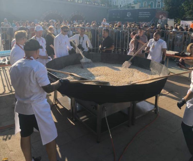 В День города рязанцев угостили перловой кашей с белыми грибами