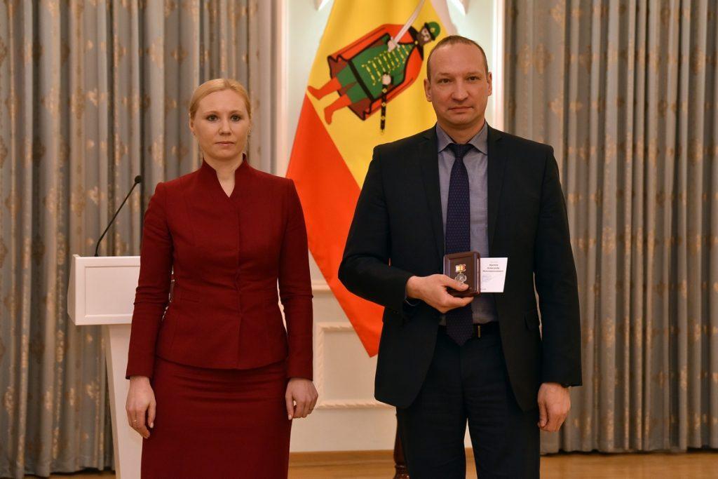 Рослякова вручила награды за оказание благотворительной помощи ликвидаторам лесных пожаров