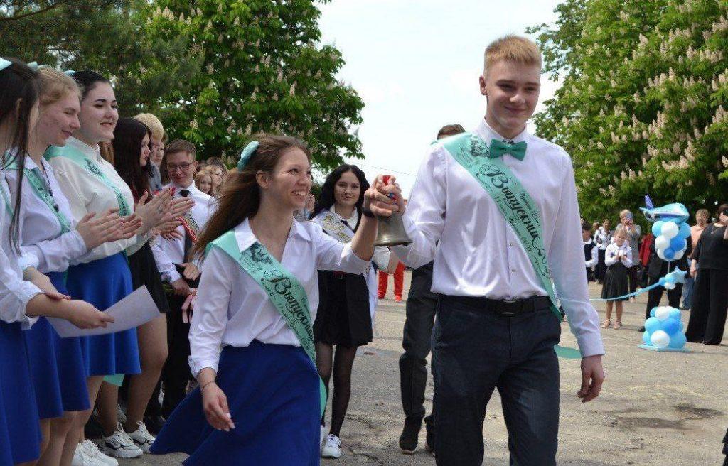Рязанский губернатор Малков поздравил школьников с получением среднего образования