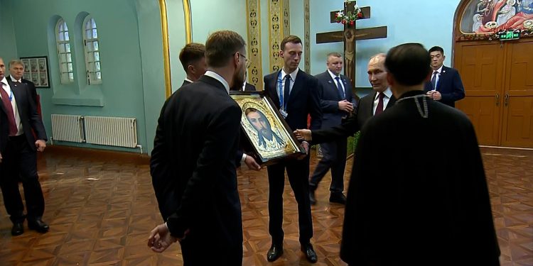 Путин подарил православному храму в Китае икону