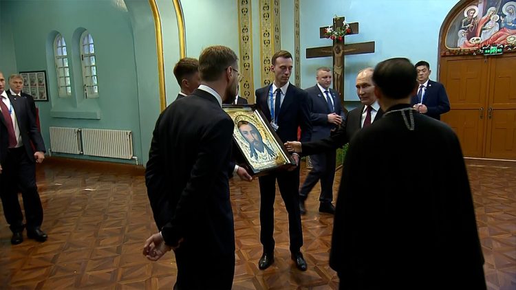 Путин подарил православному храму в Китае икону