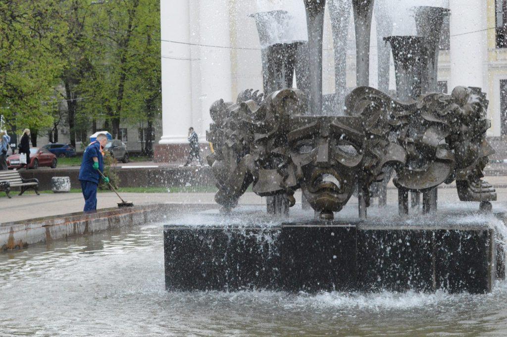 На рязанской площади Театральной заработал фонтан "Маски"