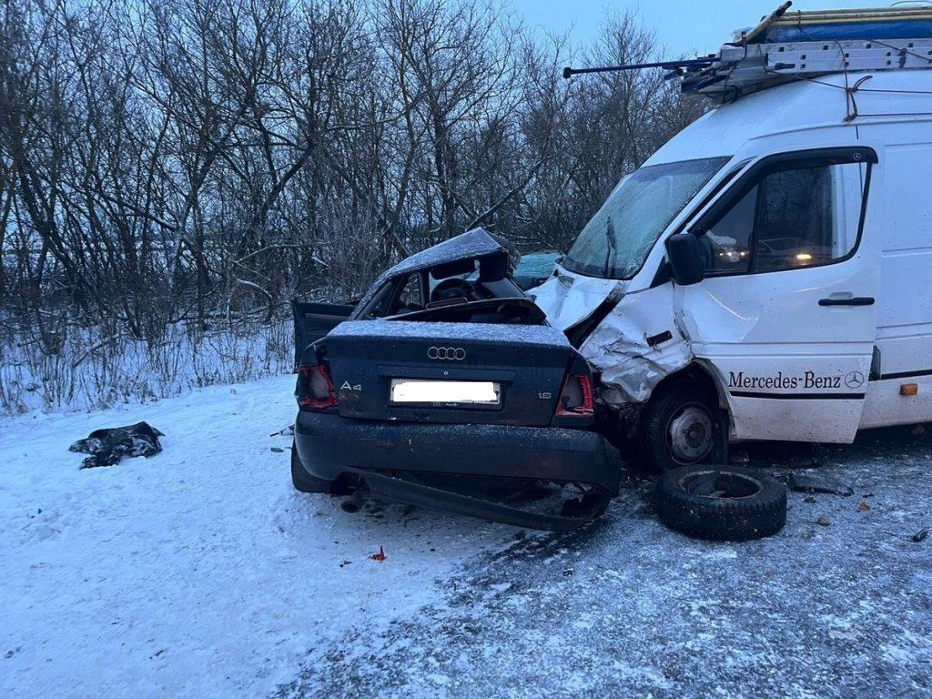 При столкновении микроавтобуса и легковушки в Путятинском районе погиб 27-летний водитель