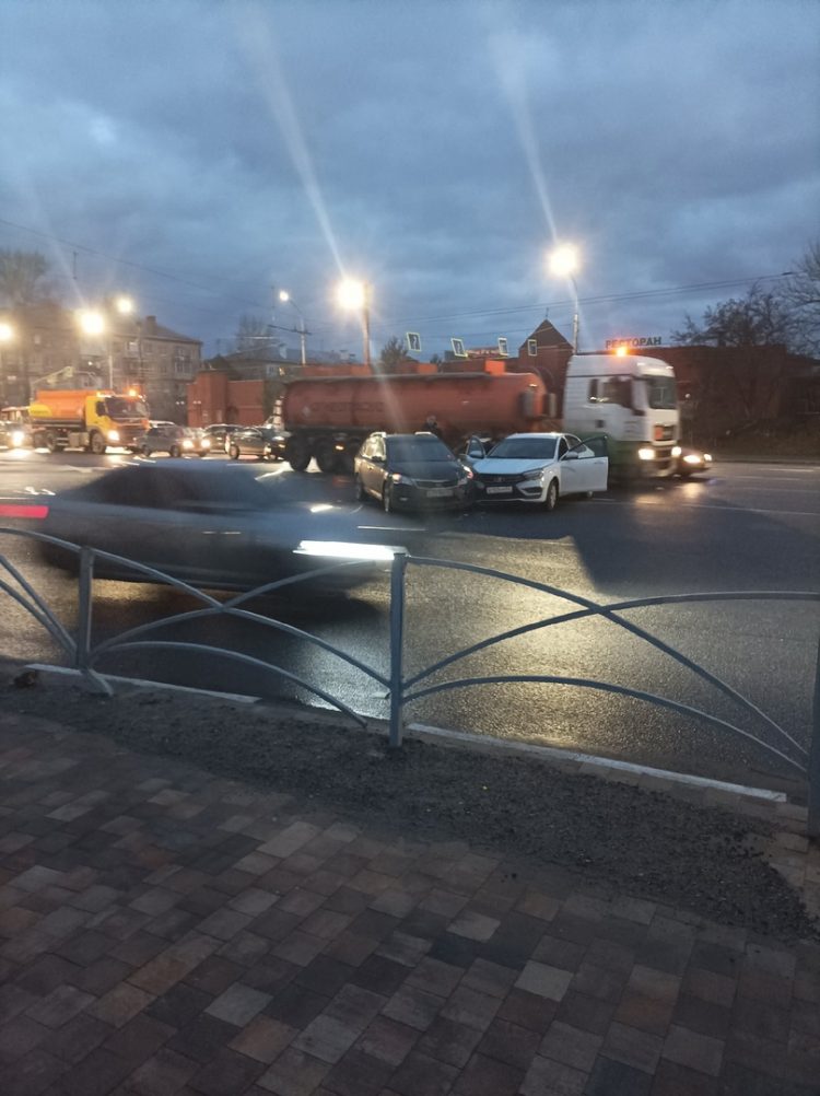 На Куйбышевском шоссе столкнулись две легковушки