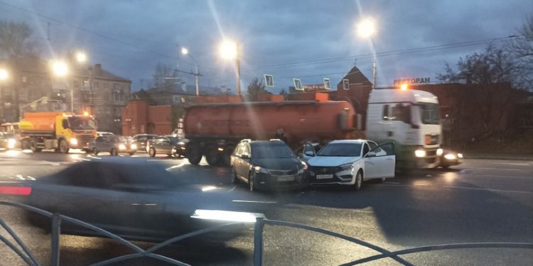 На Куйбышевском шоссе столкнулись две легковушки