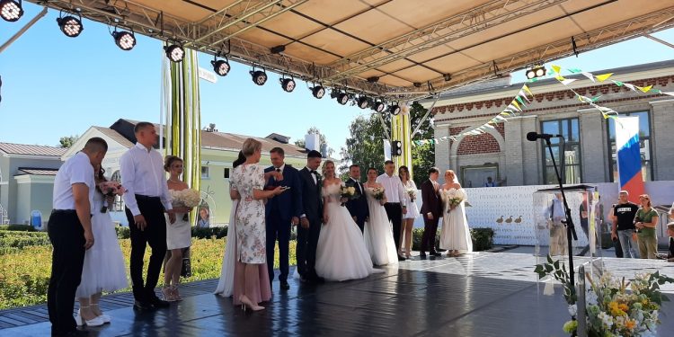 8 рязанских пар сыграли свадьбу в День любви, семьи и верности
