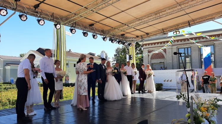 8 рязанских пар сыграли свадьбу в День любви, семьи и верности