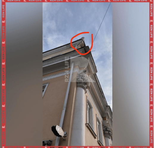 В центре Рязани часть кровли здания упала на тротуар