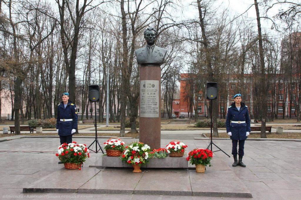 Рязанцы возложили цветы к памятникам Циолковскому и Уткину