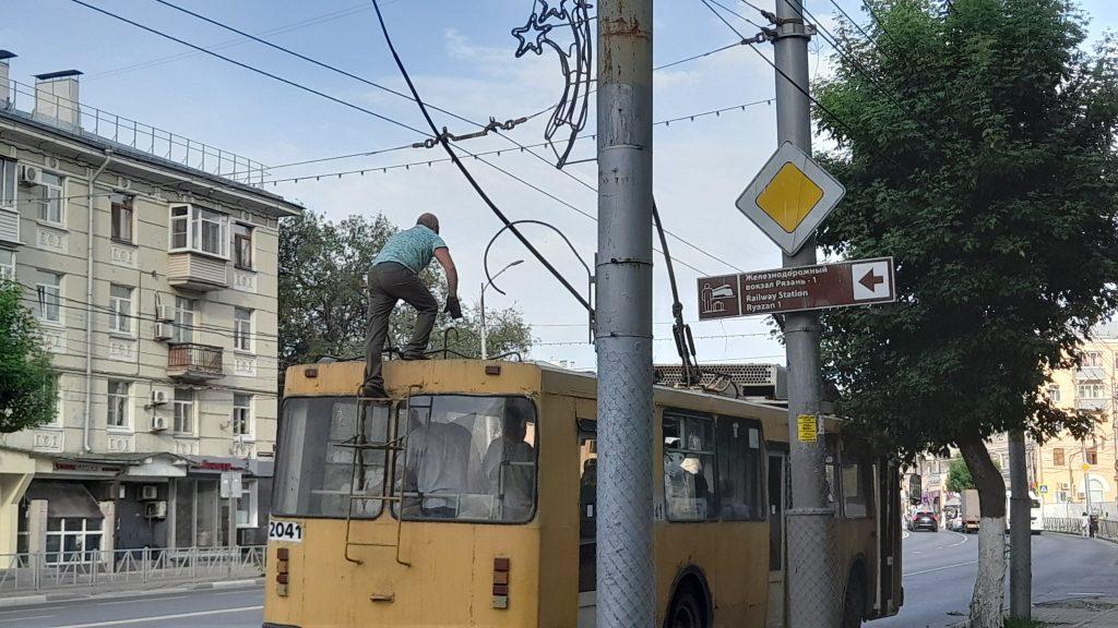 На рязанской площади Победы у троллейбуса №9 "слетели" искрящиеся рога