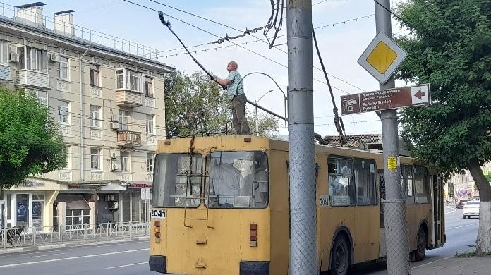 На рязанской площади Победы у троллейбуса №9 "слетели" искрящиеся рога