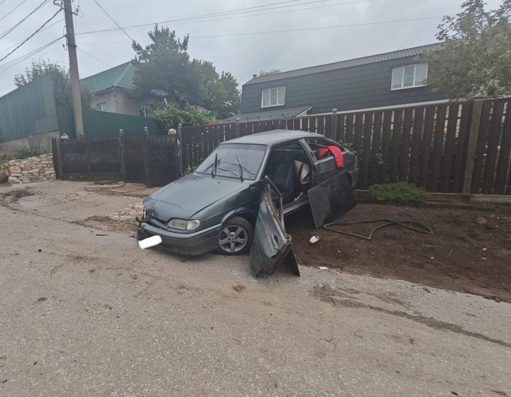 В рязанских Борках пьяный водитель на ВАЗ врезался в забор