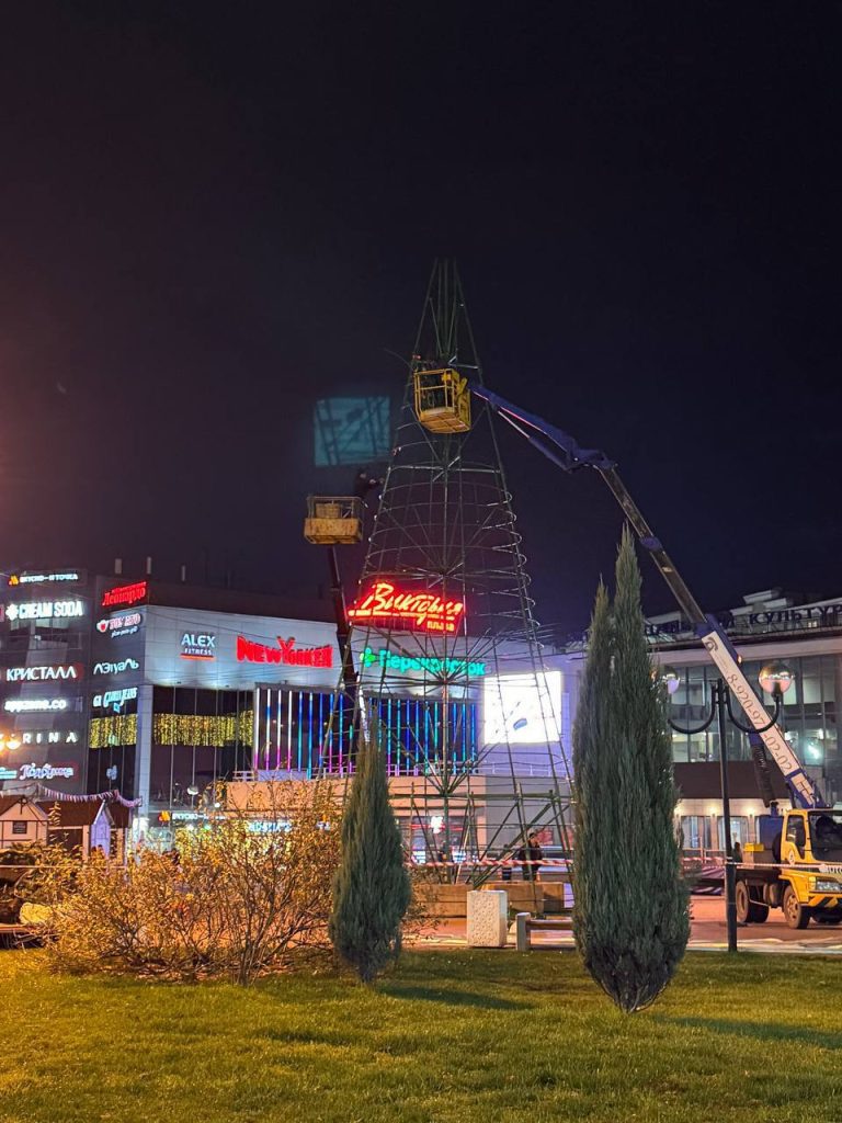 На рязанской площади Победы начали устанавливать новогоднюю ель