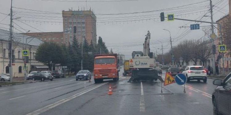 На Первомайском проспекте перекрыли две полосы движения