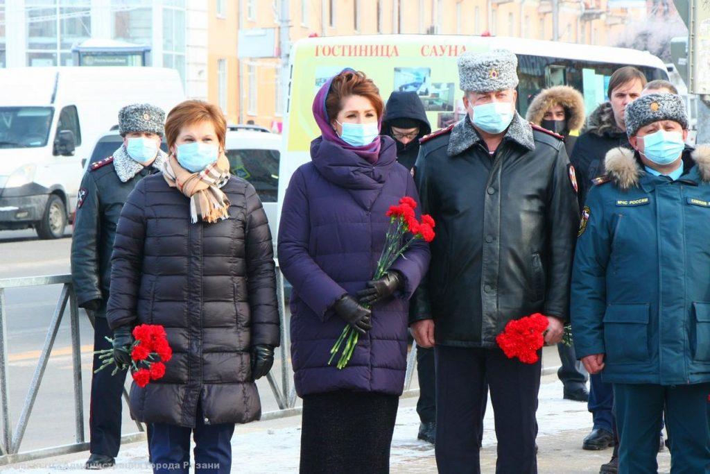 Рязанцы возложили цветы к «Монументу Победы» в день разгрома фашистов в Сталинграде