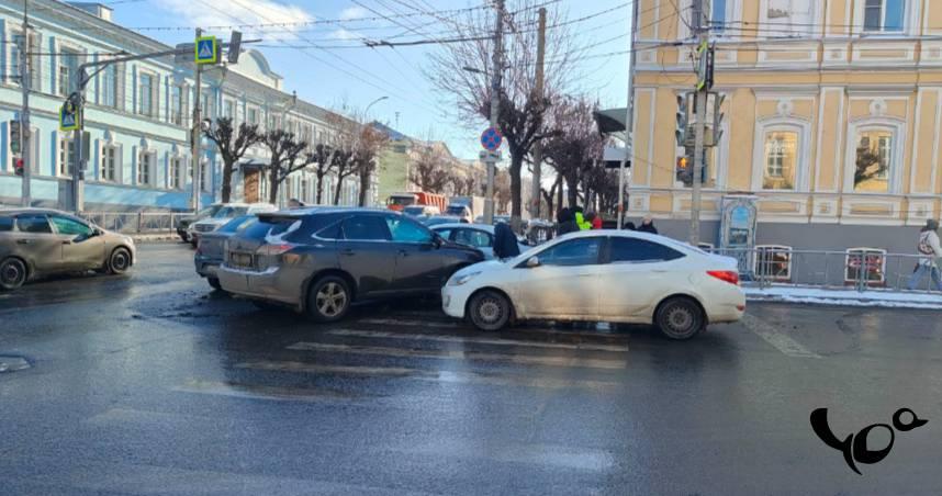 В Сети появились фото с места массового ДТП в центре Рязани