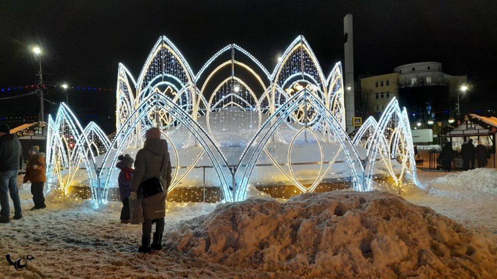 На рязанской площади Победы к Новому году украсили фонтан