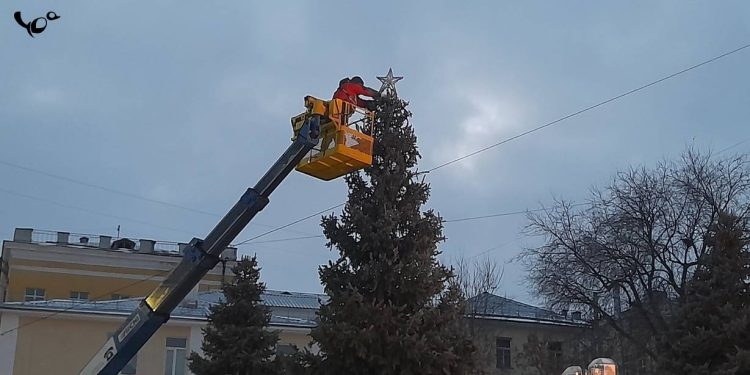 В центре Рязани украшают новогодние елки