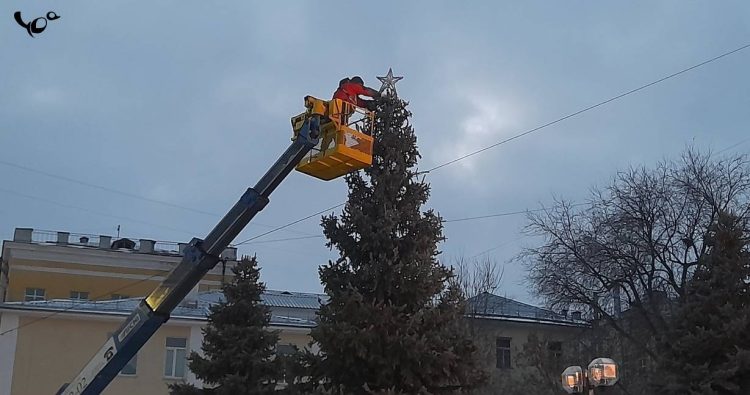 В центре Рязани украшают новогодние елки