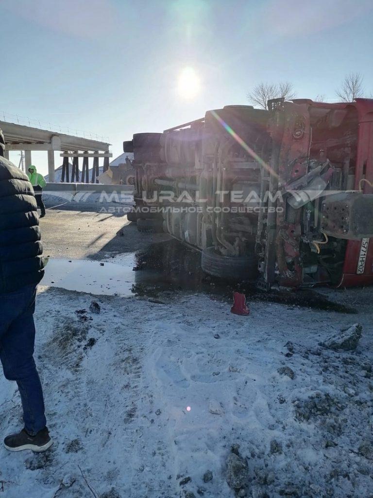 В Сети опубликовали фото с места опрокидывания большегруза в Сасовском районе