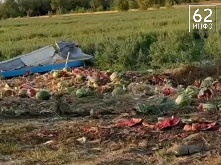 В Рязанской области грузовик в арбузами врезался в легковушку