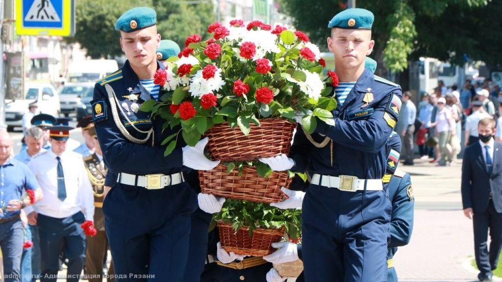 Рязанцы возложили цветы к Вечному огню на площади Победы