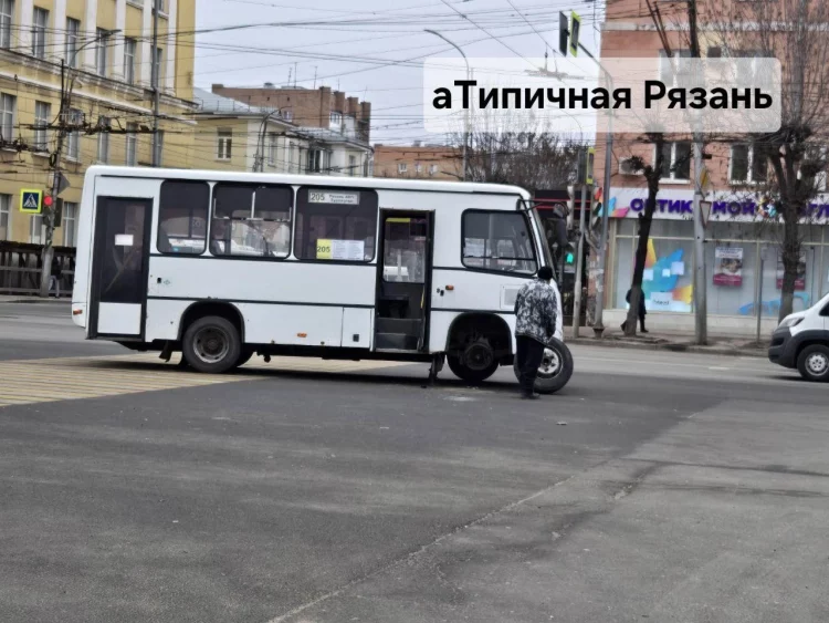 В центре Рязани у маршрутки отвалилось колесо