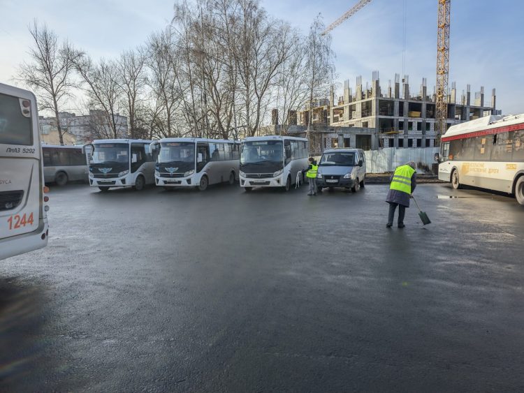 На разворотных кругах общественного транспорта в Рязани провели расчистку