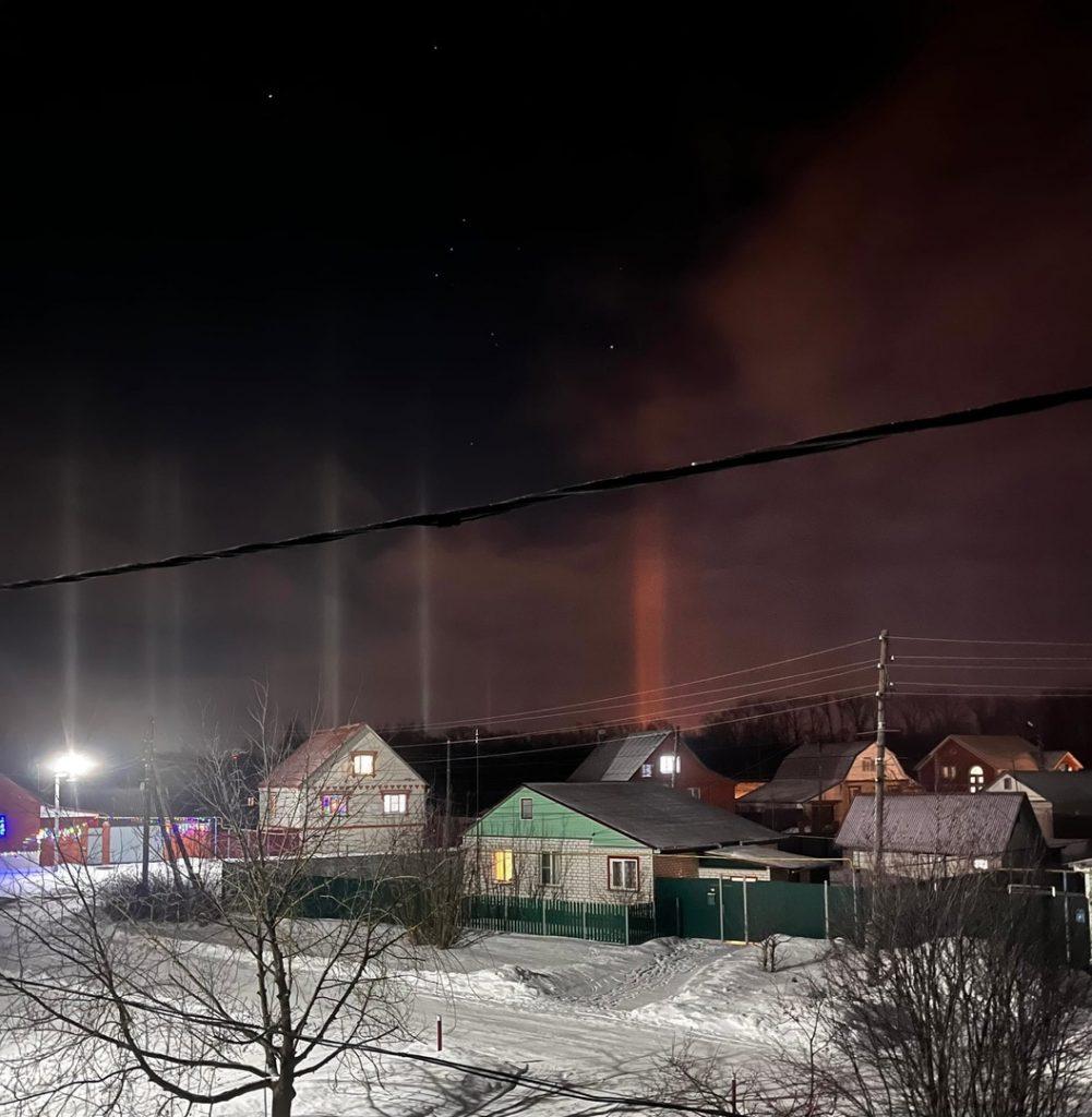 Жители рязанского Шацка засняли 8 января в небе световые столбы