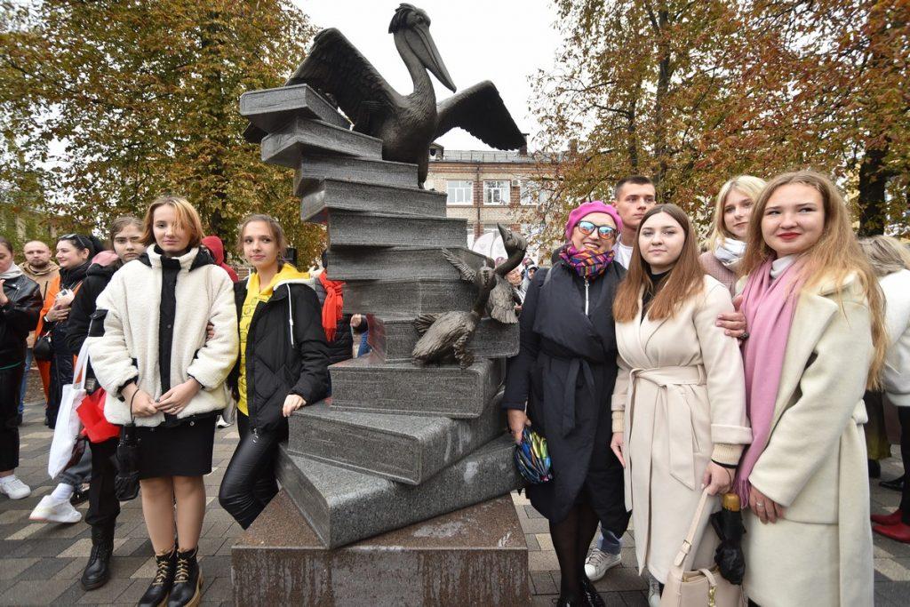 Рязанский губернатор Малков открыл памятник учителю в Педагогическом сквере