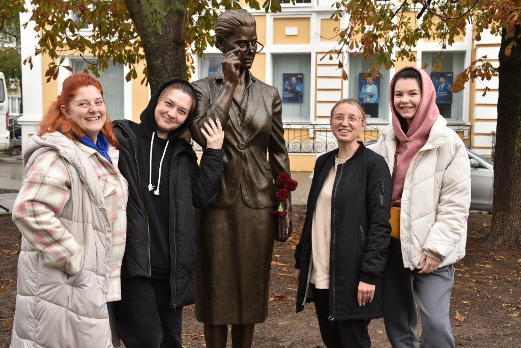 Рязанский губернатор Малков открыл памятник учителю в Педагогическом сквере