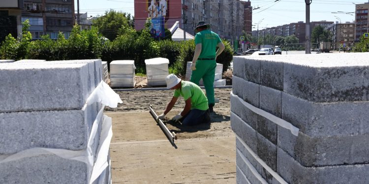 Артемов проконтролировал ход работ по благоустройству в рязанском сквере Трудовой доблести