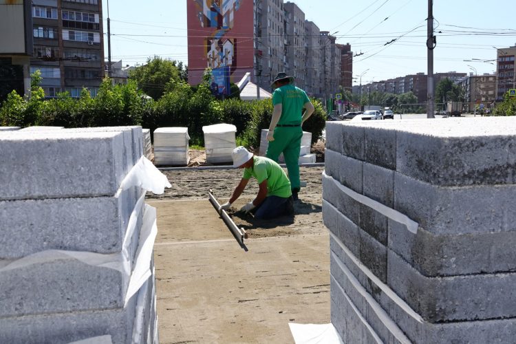 Артемов проконтролировал ход работ по благоустройству в рязанском сквере Трудовой доблести