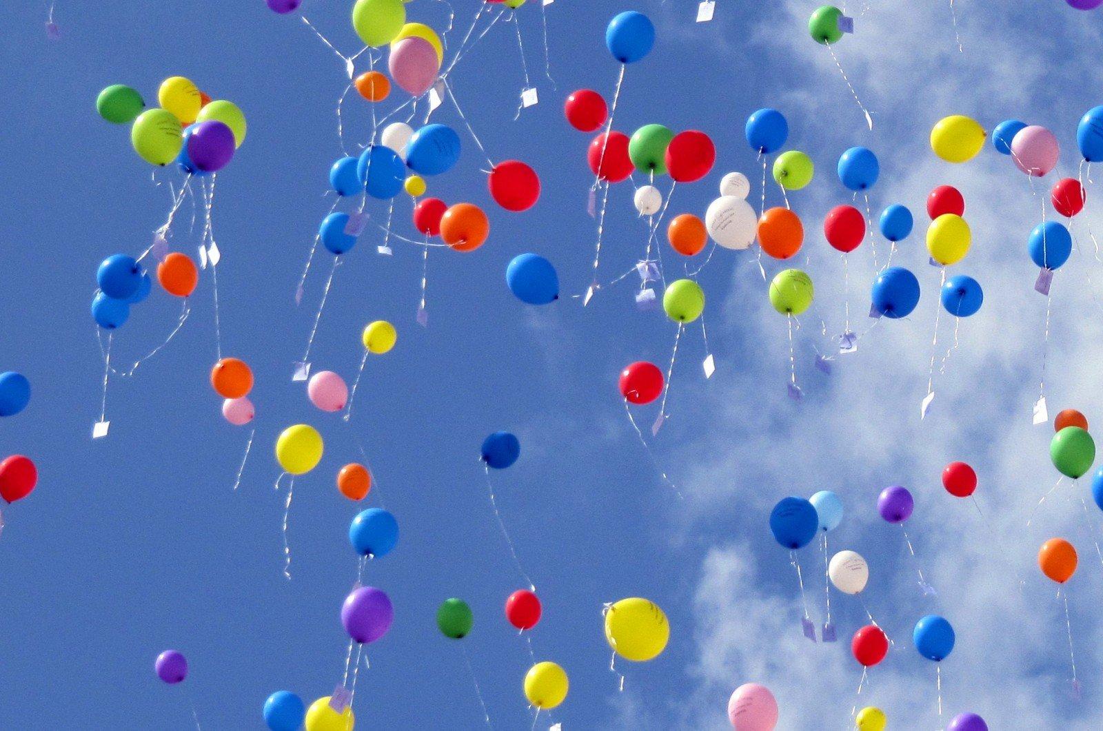 Выпуск воздушных шаров. Шарики в небе. Воздушный шарик. Выпускной шары в небо. Воздушные шарики в небе.