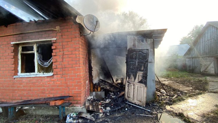 В Сети опубликовали снимки с места пожара в Пителинском районе