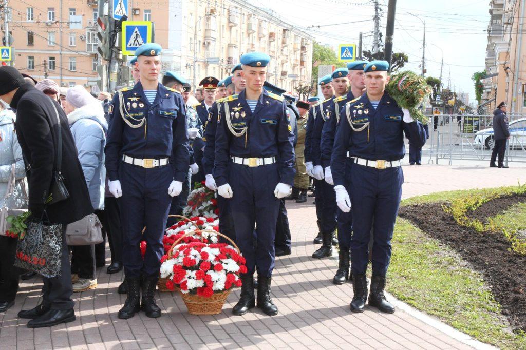 В День Победы рязанцы возложили цветы к Вечному огню
