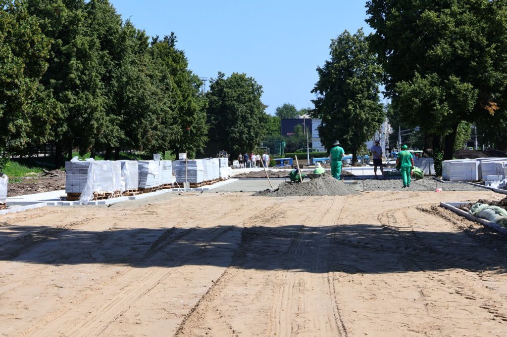 Артемов проконтролировал ход работ по благоустройству в рязанском сквере Трудовой доблести