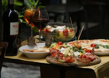 Рестораны поднимут цены из-за закона о русском языке