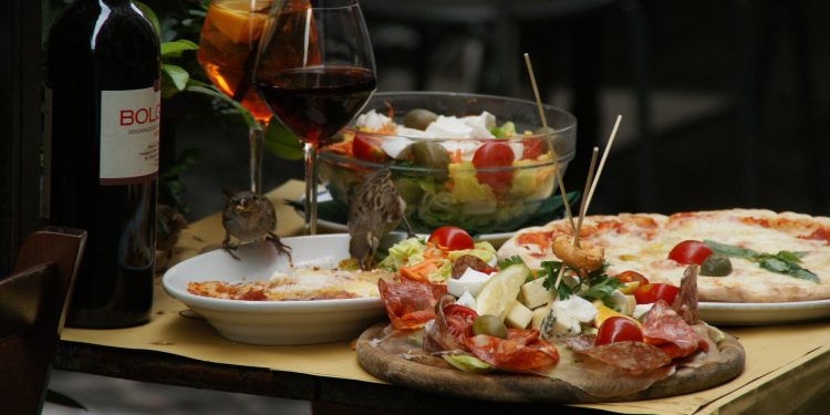 Рестораны поднимут цены из-за закона о русском языке