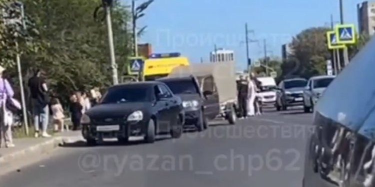 Около медцентра «Еламед» в Рязани водитель на «Ford Focus» сбил человека