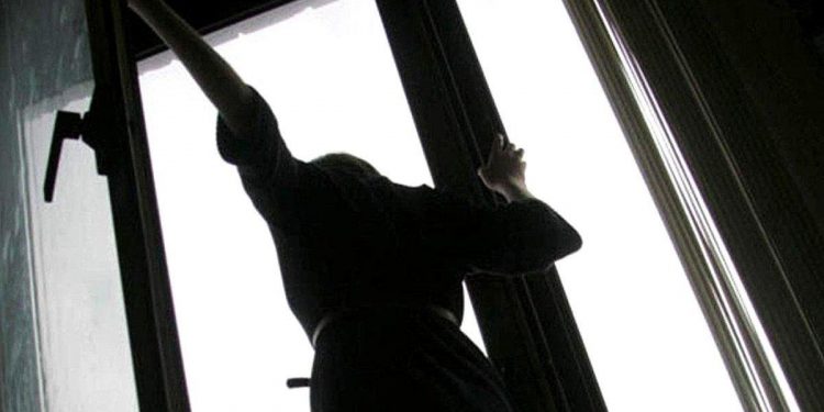 На улице Семинарской из окна третьего этажа выпала 35-летняя рязанка