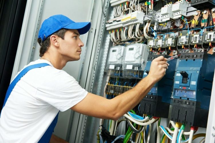 Стали известны самые оплачиваемые рабочие специальности