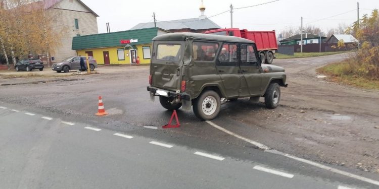 В рязанском Путятине столкнулись УАЗ и грузовик В рязанском Путятине столкнулись УАЗ и грузовик